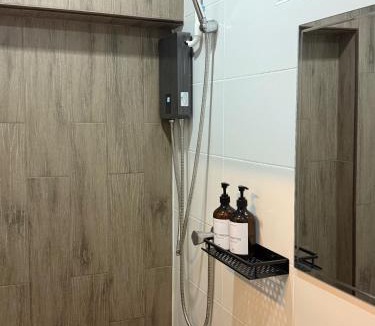 Downtown Hat Yai Hostel | Easy hostel-hotel, 1 min from train station