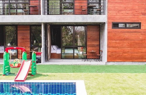 Chang Phueak Villa | Entire Villa · Stucco Loft Residency, 18 Bedrooms with Balcony & Pool, 36 Guests