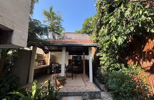 Old City House | Fully Renovated Traditional House in Chiang Mai,2 Bedrooms,AC & WiFi,Backyard