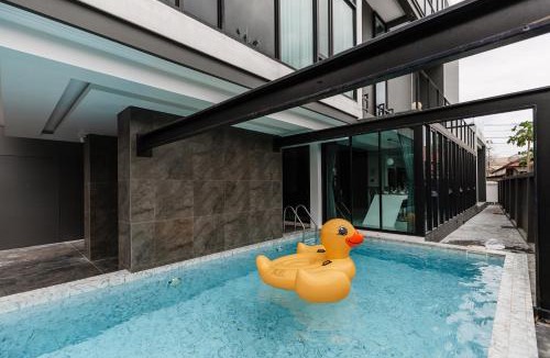 Chang Phueak Villa | Futuristic Pool Villa with Stunning Mountain View