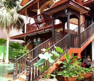 Saraphi Resort | Golden Teak Home Resort