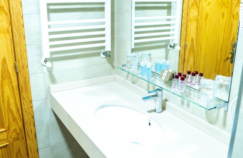 San Vicente de la Barquera Hotel | Hotel Playa de Merón