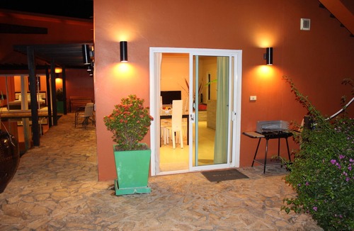Ban Pong Villa | Hugo Villa, Property Privee 3 bedrooms with Pool and Garden