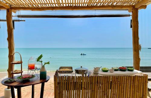 Sichon Hotel | Issara Beach Resort Beachfront