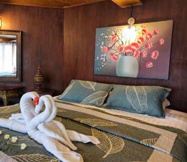 Song Phi Nong Resort | Kaengkrachan Boathouse Paradise Resort