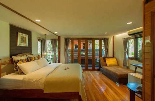 Song Phi Nong Resort | Kaengkrachan Boathouse Paradise Resort