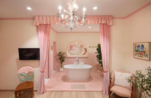 Thanon Phetchaburi Hotel | Kitsch Hotel