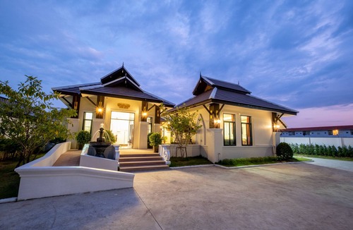 Mae Hia Villa | Lanna Kamin Pool Villa Airport