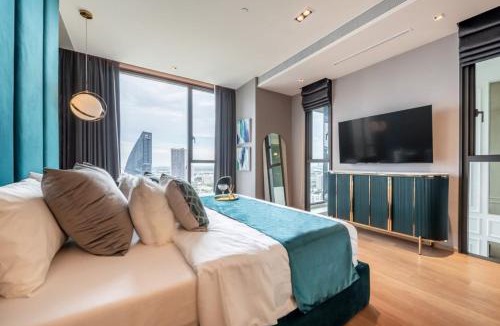 Khlong Tan Apartment | Large Super Luxury 2 bedroom Phrom Phrong Central Bangkok sleeps 6