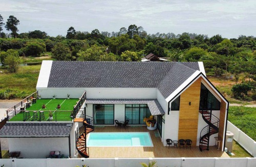 Rayong Villa | Large villa with private pool, 600m from Mae Rumphueng beach and near Koh Samet