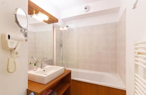 Azille Apartment | Le Jouarres - Appt climatisé avec piscine partagée