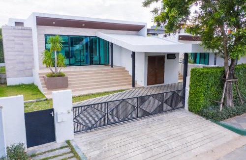 Na Chom Thian House | Luxury 3-Bedroom Pool Villa Beach Access, Na Jomtien Pattaya