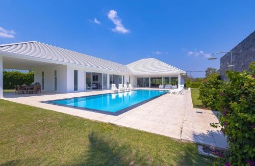 Sam Phraya Villa | Luxury Modern 4 Bedroom Pool Villa PH111