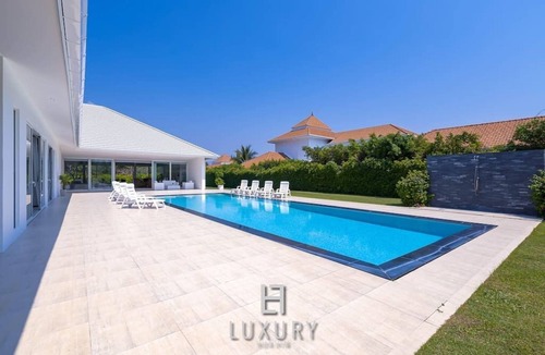 Sam Phraya Villa | Luxury Modern 4 Bedroom Pool Villa (PH111)