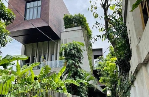 Ekkamai Villa | Luxury Modern Pool Jacuzzi Villa 5BR Thonglor