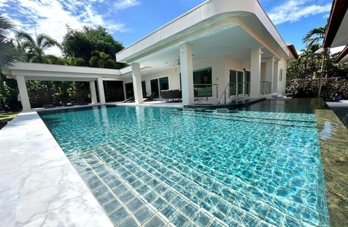 Nong Prue Villa | Luxury Tropical Pool Villa – 5 Bedrooms, Perfect for Families & Groups