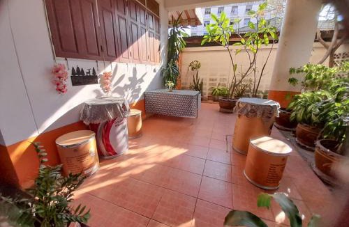 Khlong Tan Nuea Apartment | Lychee Room w balcony Near AirportTrain BTS Sukhumvit 2min walk 7-11