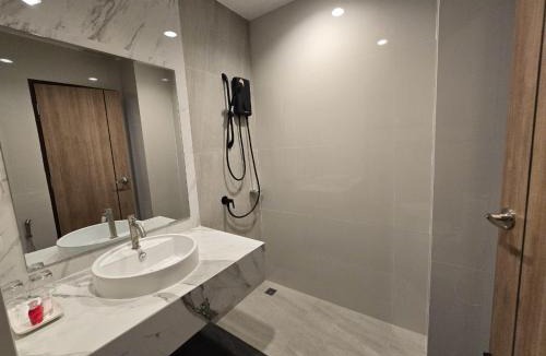 Kanchanaburi Hotel | Manee Mantra Hotel, Kanchanaburi