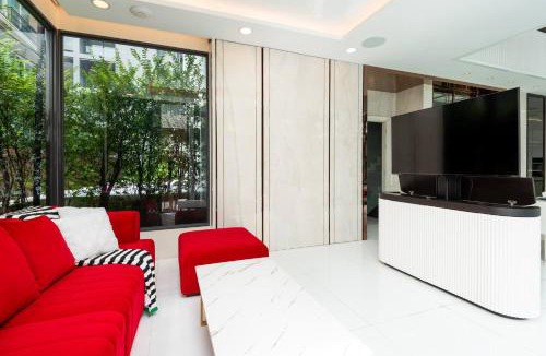 Thonglor Villa | Modern Luxury Poolhaus with Lift