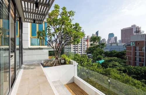 Thonglor Villa | Modern Luxury Poolhaus with Lift