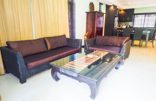 Na Chom Thian Resort | Na Jomtien 20 BR Resort Near Beach for 20 People