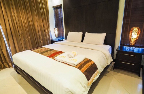 Na Chom Thian Resort | Na Jomtien 20 BR Resort Near Beach for 20 People
