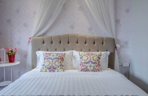 Khlong San Hotel | Near Wongwian Yai BTS,suitable for couples and families to stay in our hotel.