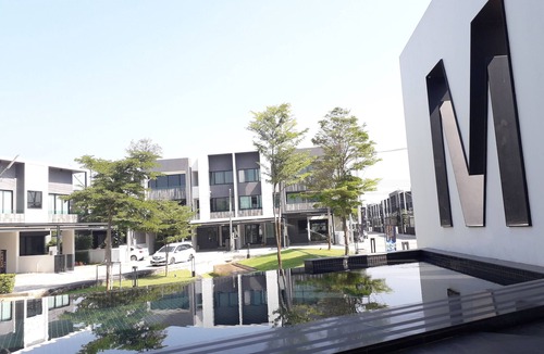 Ban Waen House | New loft modern home, the 3 storey 2 bedroom 3.5 bathroom with balcony & kitchen
