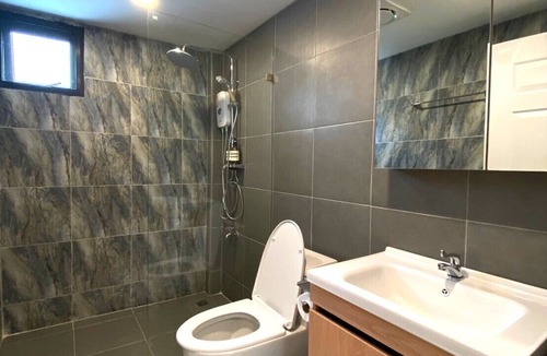 Phra Khanong Nuea House | Newly Renovated Entire House 4 Beds 4 Bathrooms BTS Ekkamai 9 people