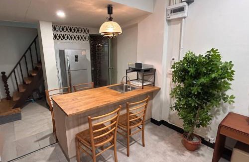 Pom Prap Sattru Phai Apartment | Ni Haus, cozy place for 4 people