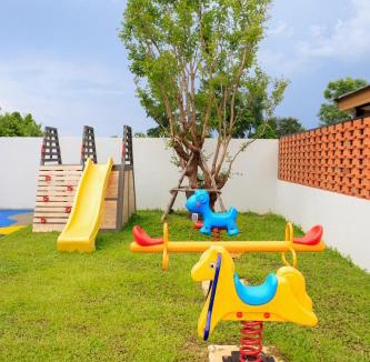 San Kamphaeng Villa | ongsa house chiang mai pool villa
