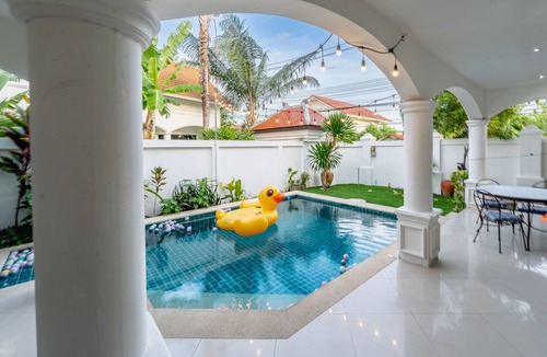 Na Chom Thian Villa | Peacock Beachside.Pool Villa with BBQ grill and private swimming pool near beach