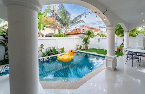 Na Chom Thian Villa | Peacock Beachside