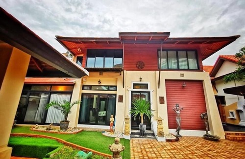 South Pattaya Villa | Peacock Party Pool Villa