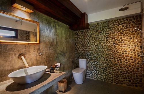 Nang Lae Villa | Pillar room in traditional wooden house