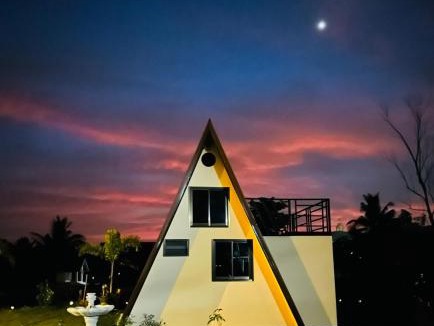 Buriram Ski Chalet | PJ Kingdom Camps บ้านริมน้ำ สำหรับครอบครัว