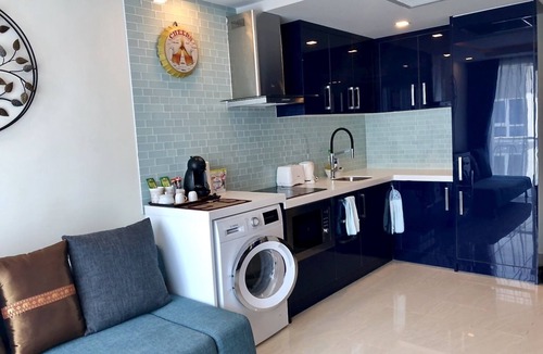 Central Pattaya Condo | Pool View Luxury Business Suite F6 in Grand Avenue by Pattaya City Estates