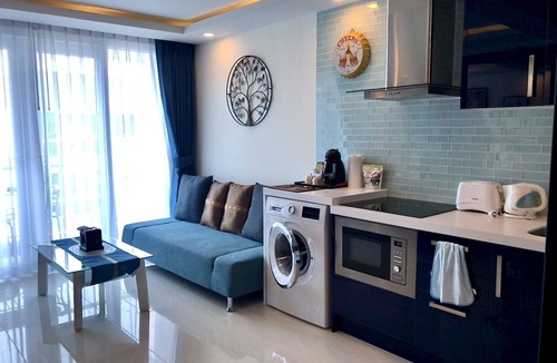 Central Pattaya Condo | Pool View Luxury Business Suite F6 in Grand Avenue by Pattaya City Estates