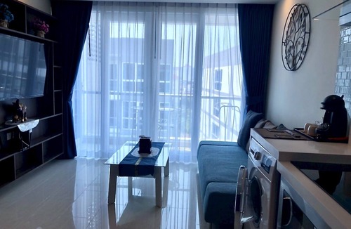 Central Pattaya Condo | Pool View Luxury Business Suite F6 in Grand Avenue by Pattaya City Estates