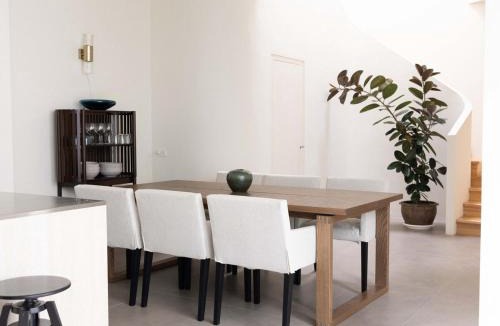 Wua Lai House | Private Contemporary House near Old Town