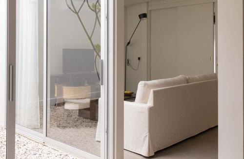 Wua Lai House | Private Contemporary House near Old Town