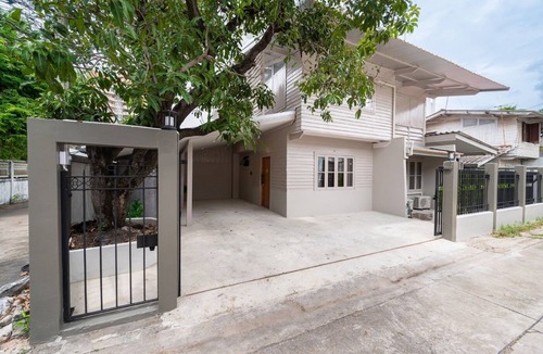 Ekkamai House | Private-House in Bangkok CityCenter, near BTS Ekkamai station & wi-fi BigC 7-11