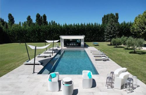 Salon-de-Provence Villa | provencal farm house with heated pool located to salon de provence, 12 people