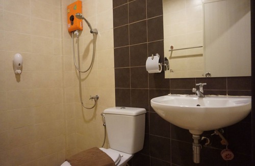 Chum Phae Hotel | Queens Hotel