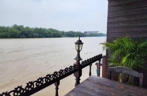 Phra Samut Chedi House | RUEN CHANG Riverside