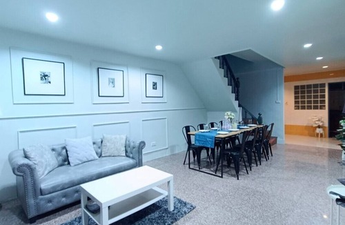 Phra Khanong Nuea House | S81 10mins BTS Skytrain Onnut station Free wi-fi 7-11