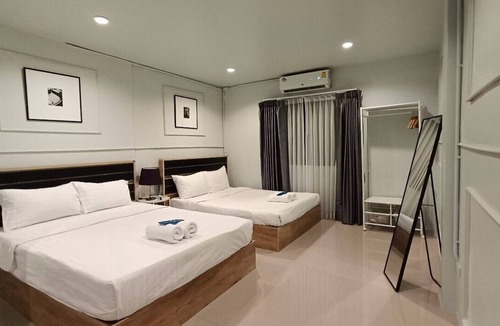 Phra Khanong Nuea House | S81 10mins BTS Skytrain Onnut station Free wi-fi 7-11