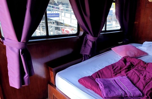 Siriraj Boat Rental | Sabai Sabai Liveaboard Bangkok Your Stay on the river in the center of Bangkok.