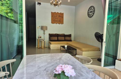 Rayong House | Samed Your House Family Room
