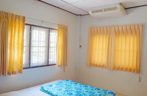 Tha Thaewawong Hotel | Sichang Shine Khao Resort